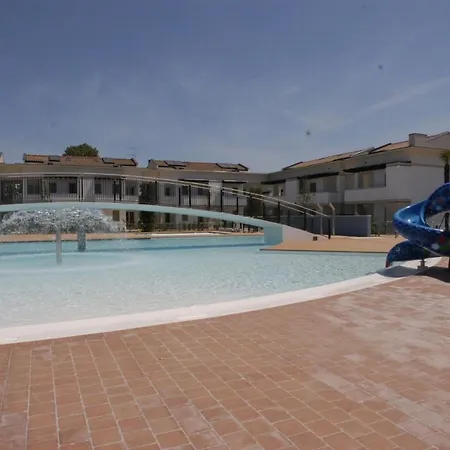 Lovely Overlooking The Pool In Bibione