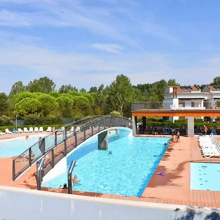 Lovely Overlooking The Pool In Apartament