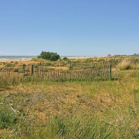 Lägenhet Lovely Overlooking The Pool In *