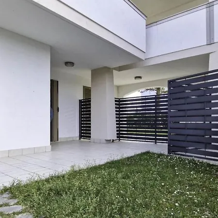 Apartament Lovely Overlooking The Pool In