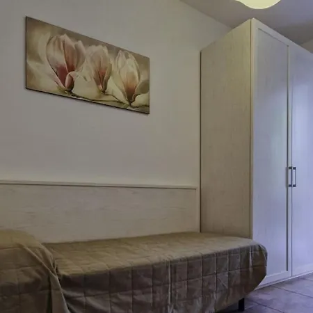 Lägenhet Lovely Overlooking The Pool In *