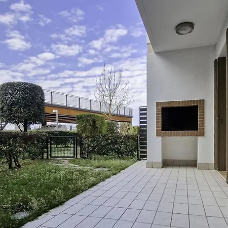 Lovely Overlooking The Pool In Apartament