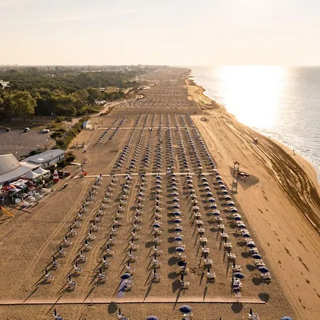 Lägenhet Lovely Overlooking The Pool In *