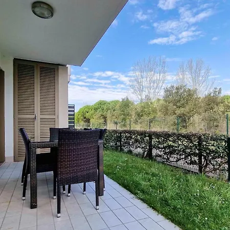 Lovely Overlooking The Pool In Διαμέρισμα