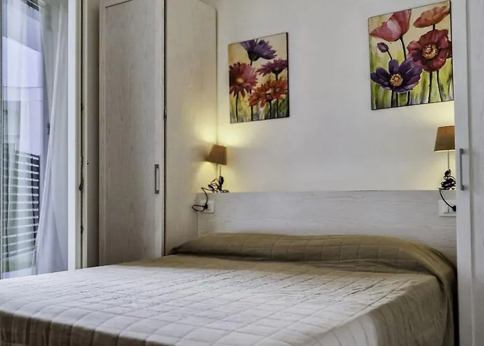 Lovely Overlooking The Pool In