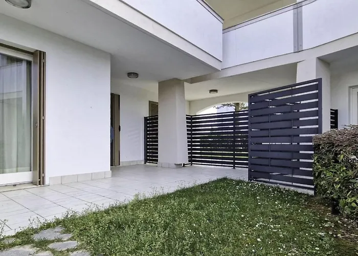 Appartement Lovely Overlooking The Pool In