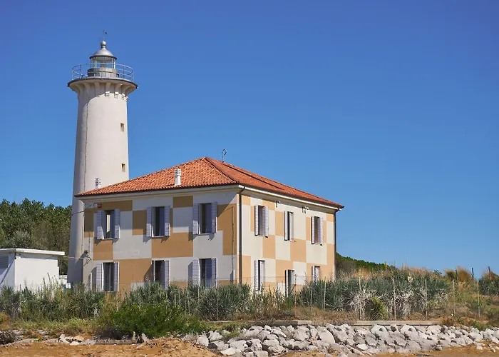 Lovely Overlooking The Pool In