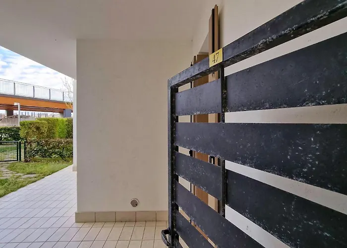 Appartement Lovely Overlooking The Pool In *