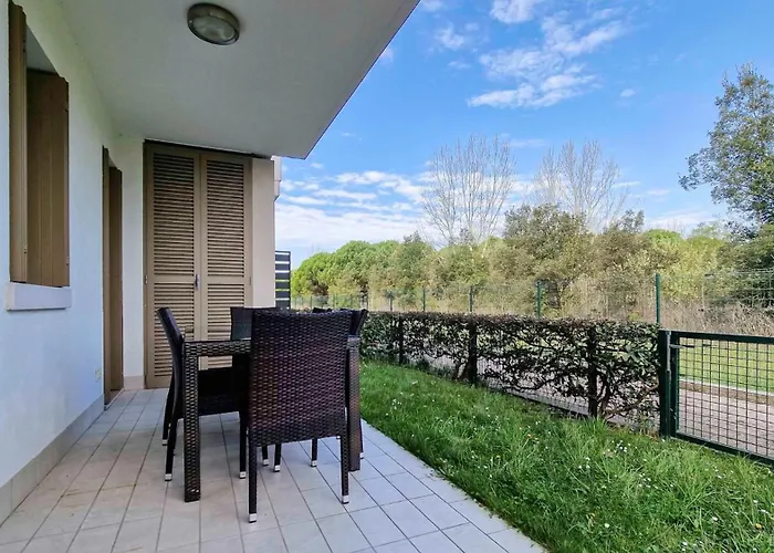 Lovely Overlooking The Pool In Appartement