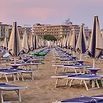 Lovely Overlooking The Pool In * Бібіоне