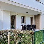 Lovely Overlooking The Pool In شقة بيبيوني