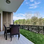 Lovely Overlooking The Pool In شقة