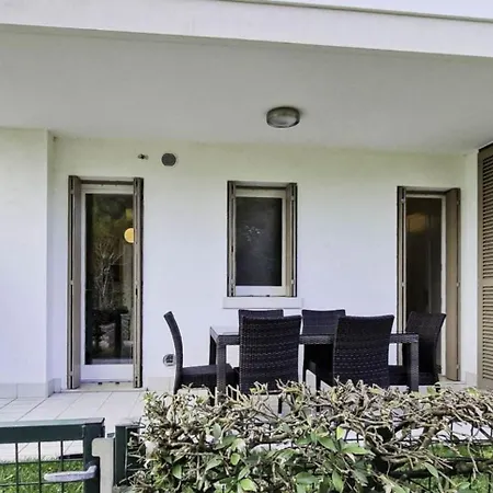 Lovely Overlooking The Pool In Daire *