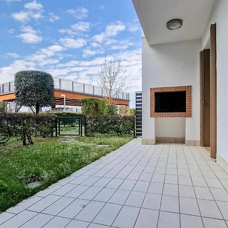 Lovely Overlooking The Pool In *