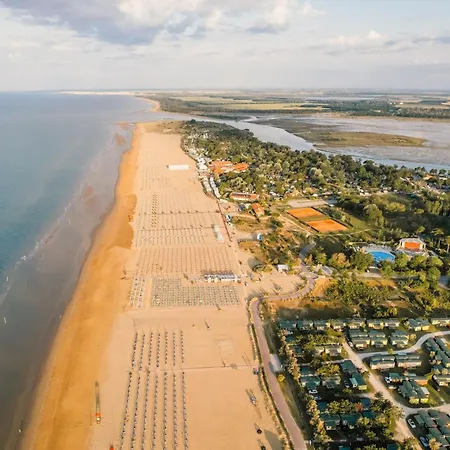 Lovely Overlooking The Pool In Апартаменти Бібіоне