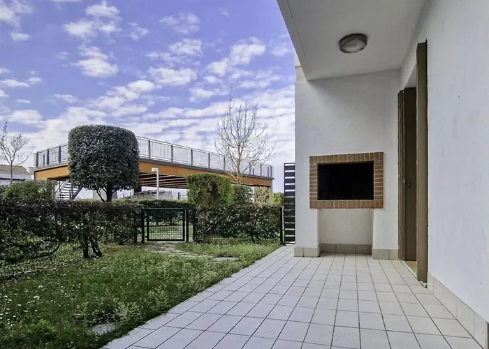 Lovely Overlooking The Pool In Daire