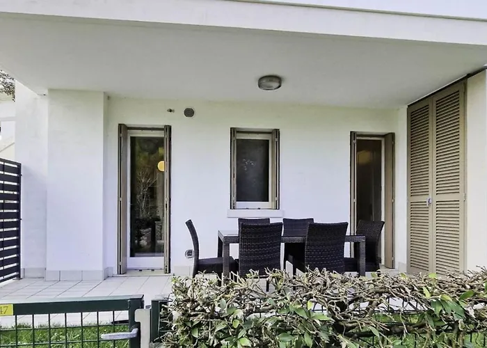 Lovely Overlooking The Pool In Daire *