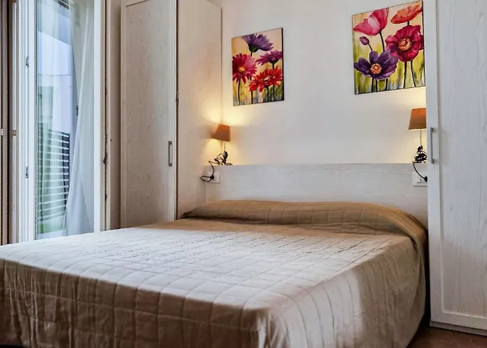 Lovely Overlooking The Pool In アパート *