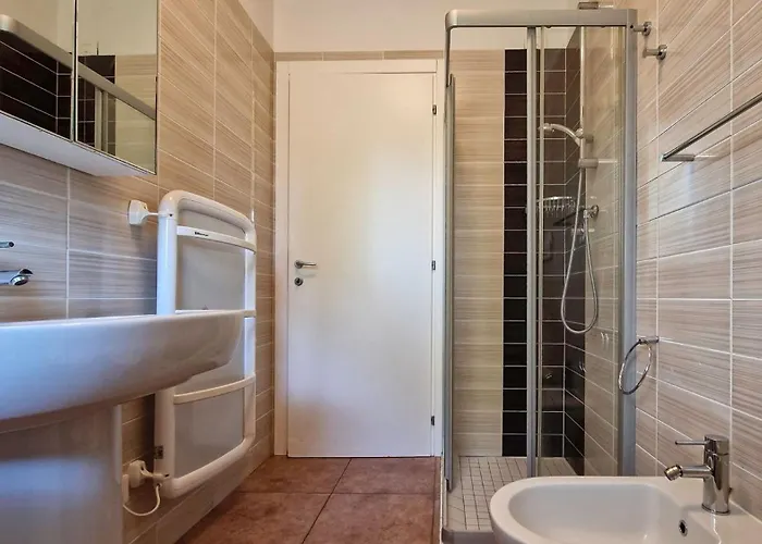 Lovely Overlooking The Pool In アパート *