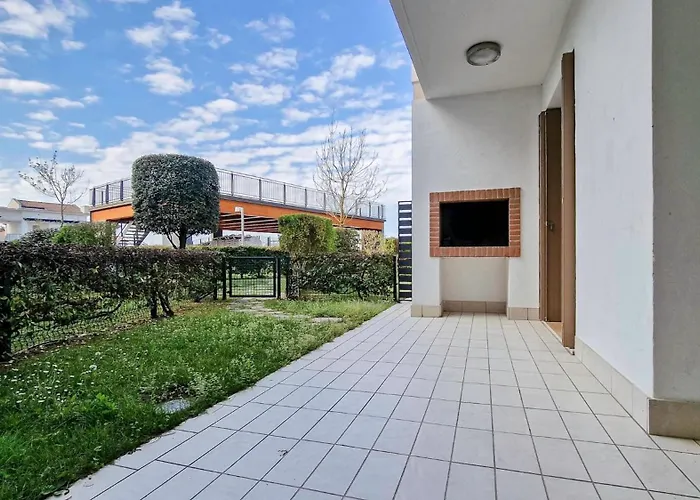 Lovely Overlooking The Pool In *